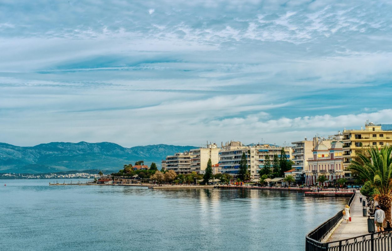 Εύβοια: Η αρμονία του γαλάζιου, της φύσης και της αρχιτεκτονικής